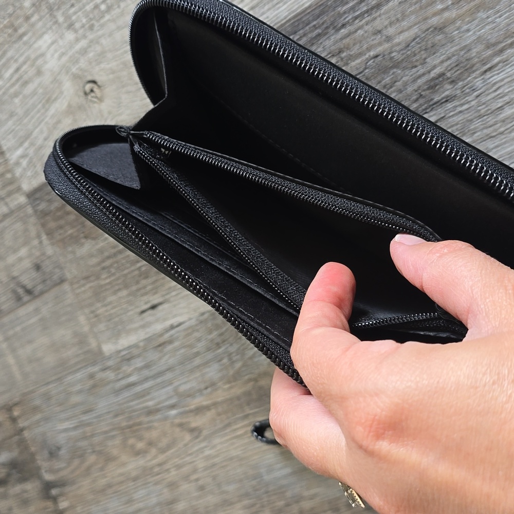 Tahari black wallet Wristlet NWOT - Picture 5 of 8